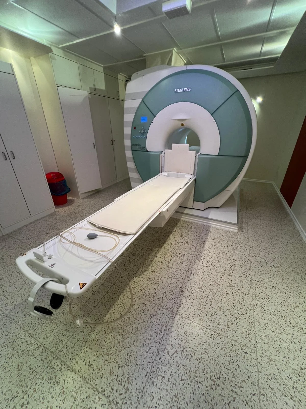 Sell MRI machine SIEMENS MAGNETOM Essenza 1.5T 2010 (Germany) | Bimedis