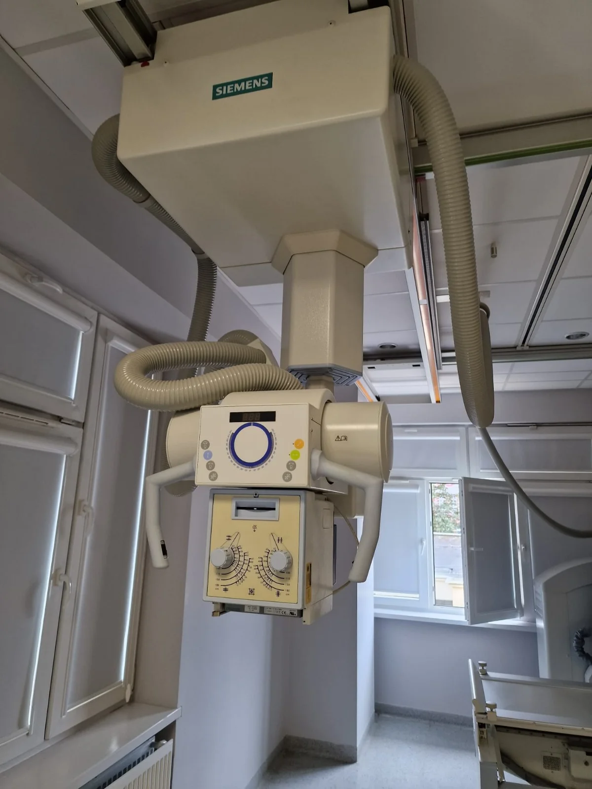 Venta de Máquina de rayos X SIEMENS AXIOM ICONOS R200 (Polonia) | Bimedis