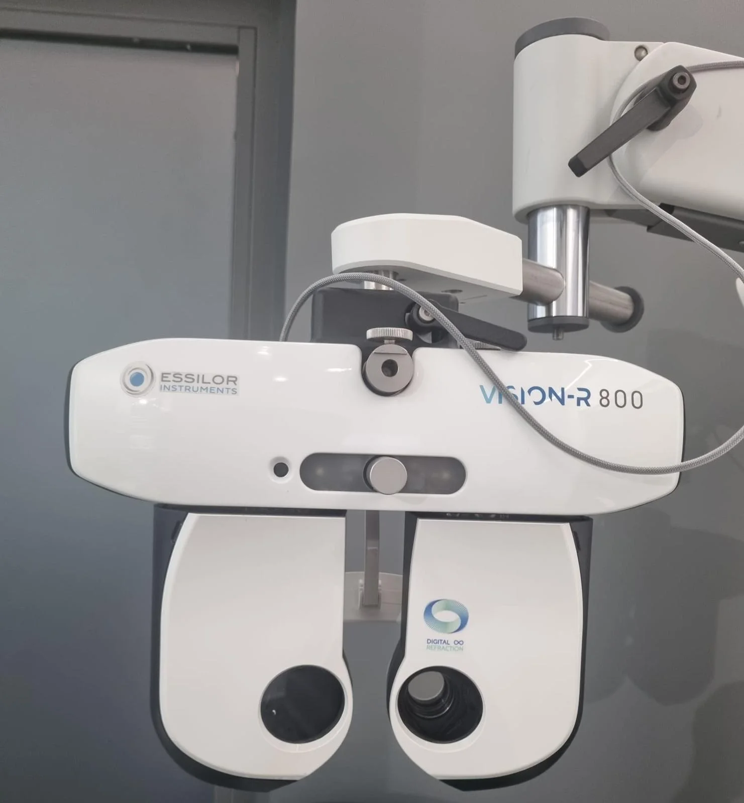 Sell Phoropter ESSILOR Vision-R 800 2020 (Italy) | Bimedis