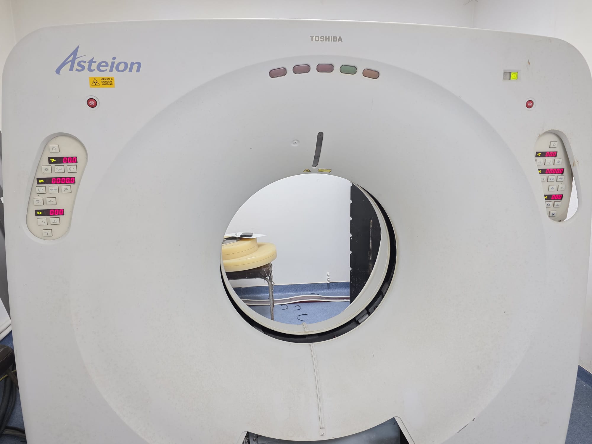 Sell CT Scanner TOSHIBA Asteion 4 2006 (Romania) | Bimedis
